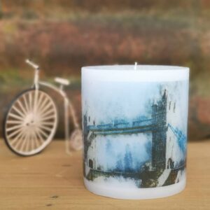 Pillar candle with a picture of the London Bridge.