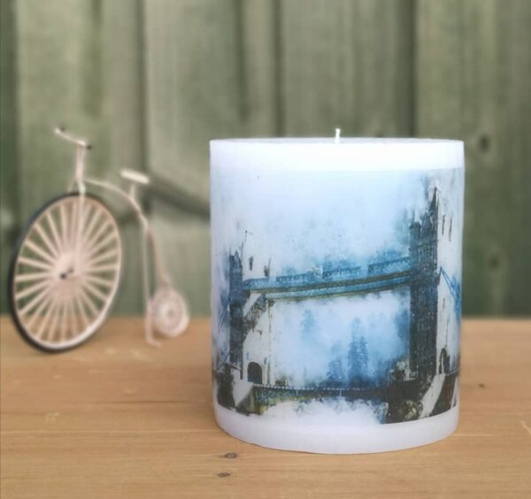 Pillar candle with a picture of the London Bridge.