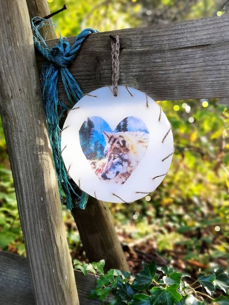 Round ornament with a picture of Wolf.