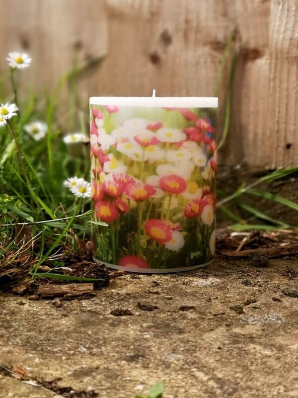 Pillar candle with a picture of Daisies.