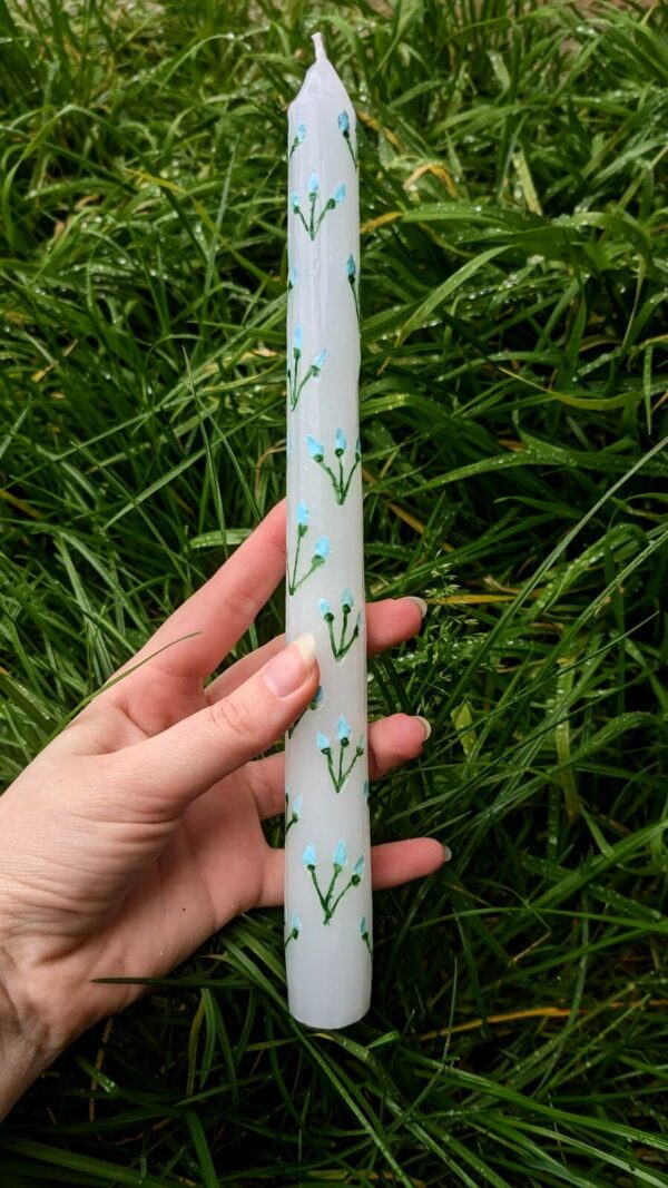 The set of 3 taper candles with flower pattern.