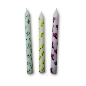 The set of 3 taper candles with flower pattern.