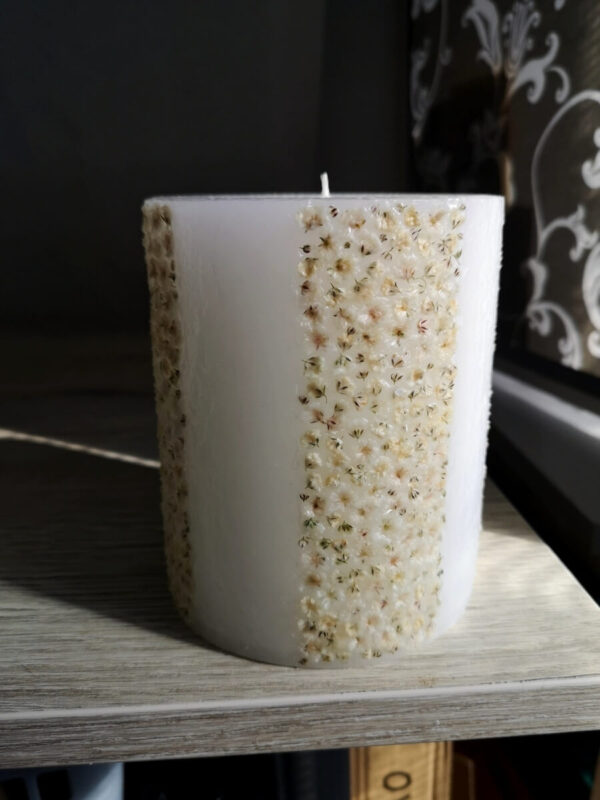 Botanic candle with dried Baby's Breath flowers - column pattern.