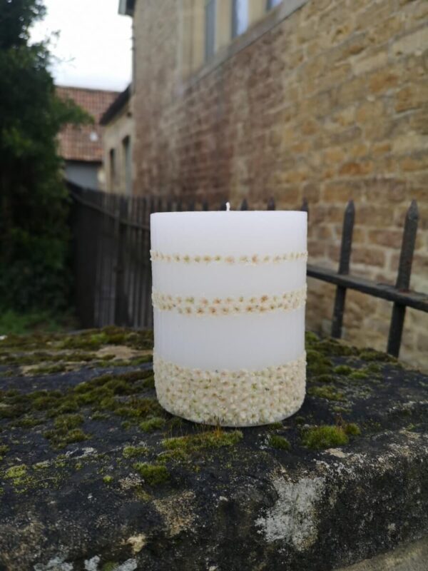 Botanic candle with dried Baby's Breath flowers - ring pattern.