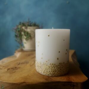 Botanic candle with dried Baby's Breath flowers - windswept pattern.