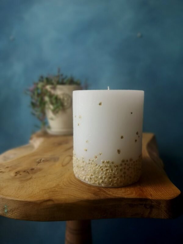 Botanic candle with dried Baby's Breath flowers - windswept pattern.